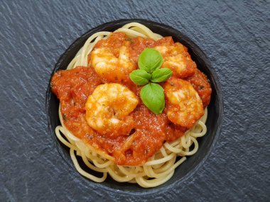 İtalyan spesiyali karidesli spagetti alla busara makarna