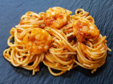 İtalyan spesiyali karidesli spagetti alla busara makarna