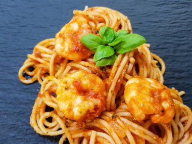 İtalyan spesiyali karidesli spagetti alla busara makarna