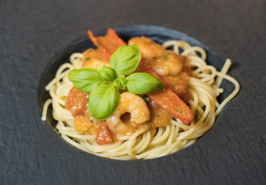 İtalyan spesiyali karidesli spagetti alla busara makarna