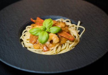 İtalyan spesiyali karidesli spagetti alla busara makarna