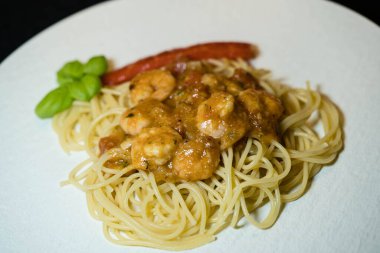 İtalyan spesiyali karidesli spagetti alla busara makarna