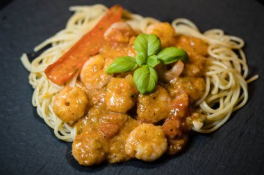 İtalyan spesiyali karidesli spagetti alla busara makarna