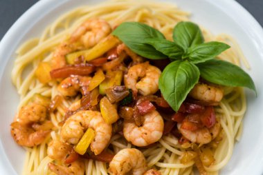 İtalyan spesiyali karidesli spagetti alla busara makarna