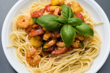 İtalyan spesiyali karidesli spagetti alla busara makarna