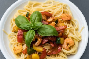 İtalyan spesiyali karidesli spagetti alla busara makarna