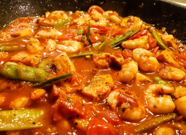 İtalyan spesiyali karidesli spagetti alla busara makarna