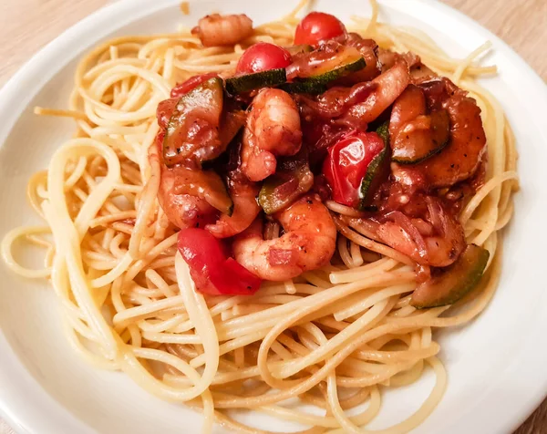 İtalyan spesiyali karidesli spagetti alla busara makarna