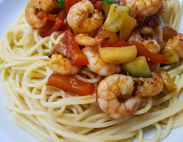 İtalyan spesiyali karidesli spagetti alla busara makarna