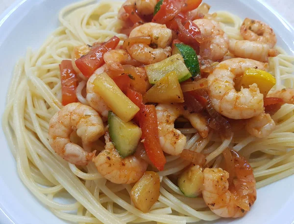 İtalyan spesiyali karidesli spagetti alla busara makarna