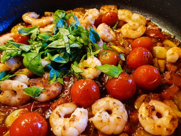 İtalyan spesiyali karidesli spagetti alla busara makarna