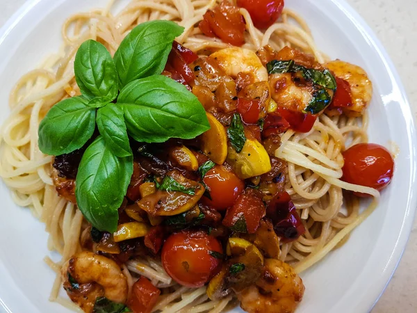 İtalyan spesiyali karidesli spagetti alla busara makarna