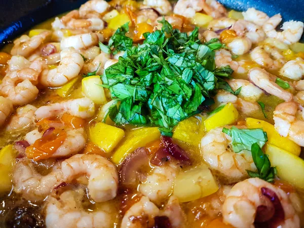 İtalyan spesiyali karidesli spagetti alla busara makarna