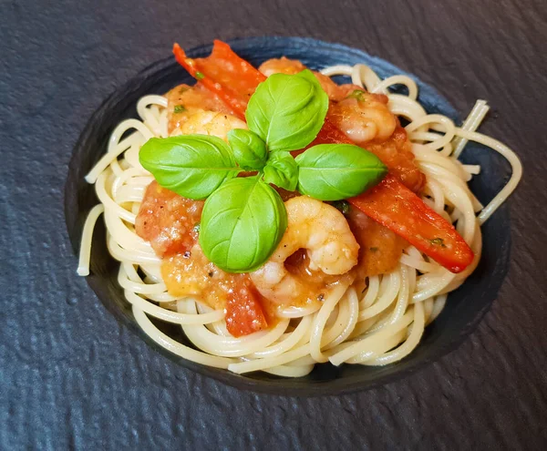 İtalyan spesiyali karidesli spagetti alla busara makarna