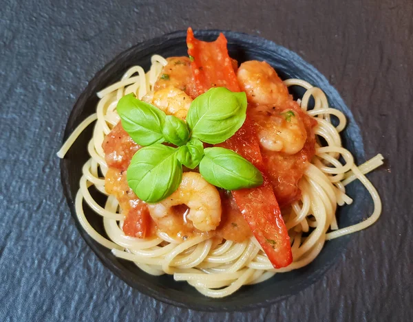 İtalyan spesiyali karidesli spagetti alla busara makarna