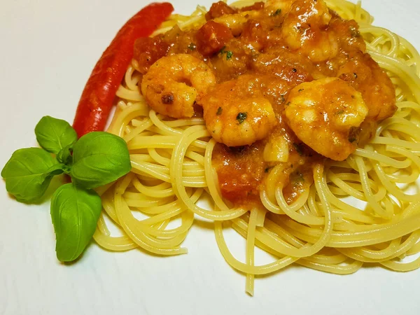 İtalyan spesiyali karidesli spagetti alla busara makarna