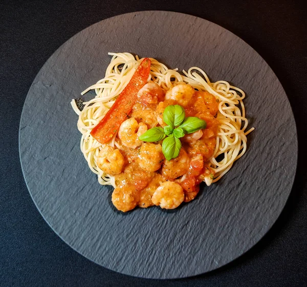 İtalyan spesiyali karidesli spagetti alla busara makarna