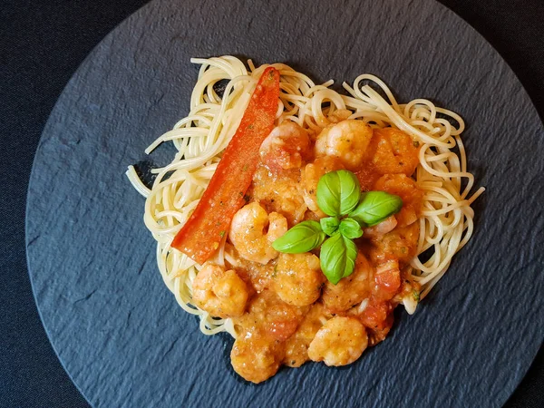 İtalyan spesiyali karidesli spagetti alla busara makarna