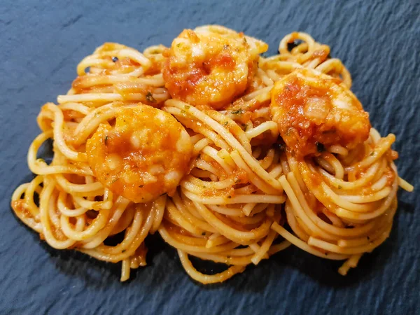 İtalyan spesiyali karidesli spagetti alla busara makarna