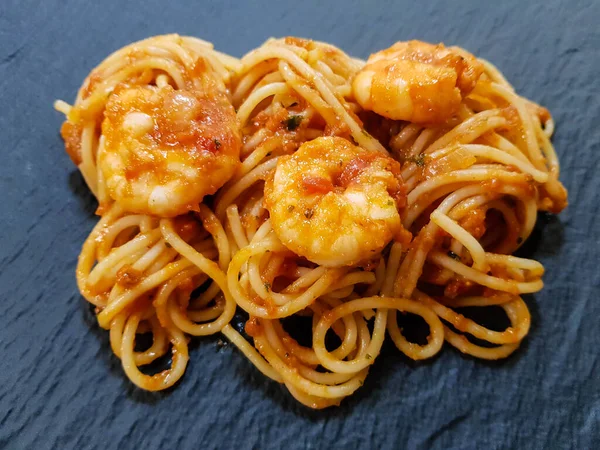 İtalyan spesiyali karidesli spagetti alla busara makarna