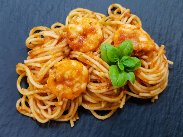 İtalyan spesiyali karidesli spagetti alla busara makarna