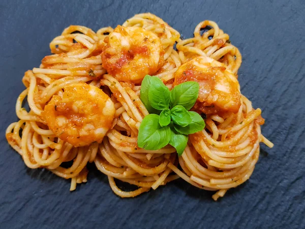 İtalyan spesiyali karidesli spagetti alla busara makarna