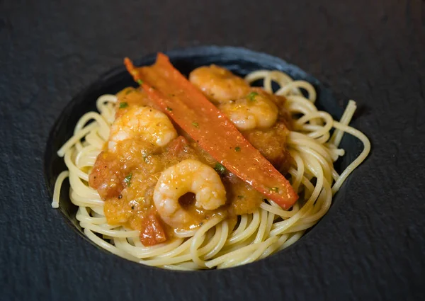 İtalyan spesiyali karidesli spagetti alla busara makarna