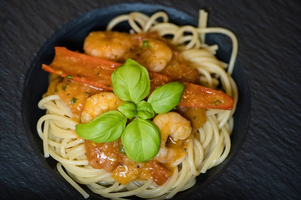 İtalyan spesiyali karidesli spagetti alla busara makarna