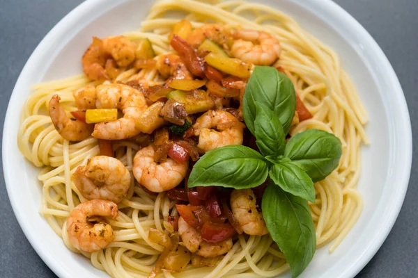 İtalyan spesiyali karidesli spagetti alla busara makarna