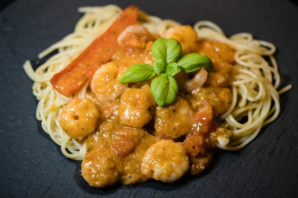 İtalyan spesiyali karidesli spagetti alla busara makarna