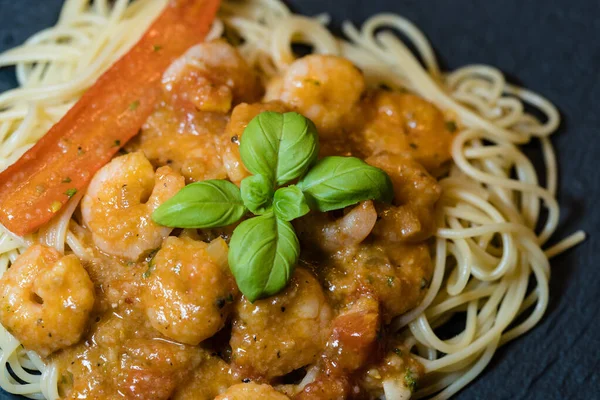 İtalyan spesiyali karidesli spagetti alla busara makarna