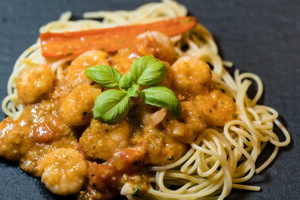 İtalyan spesiyali karidesli spagetti alla busara makarna