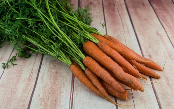 Yeni toplanmış havuçlar.