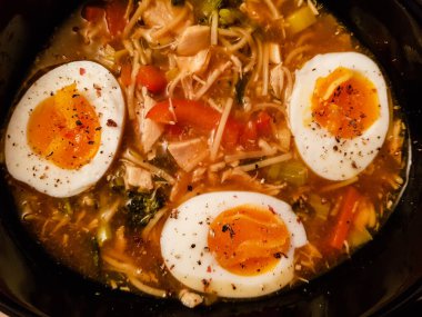 Taze pişmiş Japon erişte çorbası.