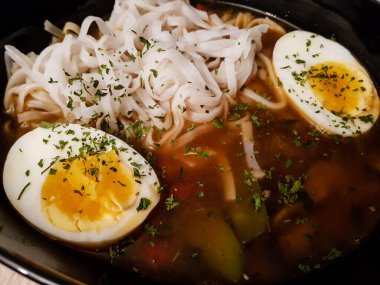 Taze pişmiş Japon erişte çorbası.