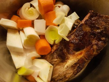 Taze pişmiş Japon erişte çorbası.