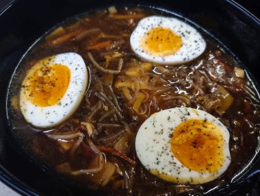 Taze pişmiş Japon erişte çorbası.