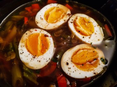 Taze pişmiş Japon erişte çorbası.