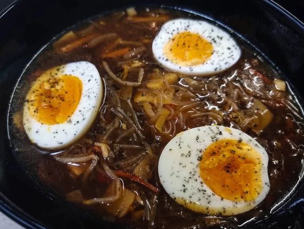 Taze pişmiş Japon erişte çorbası.