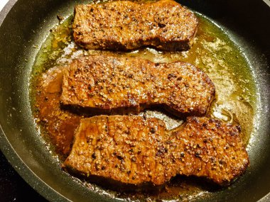 Bitki ve baharatlı fileto biftek.