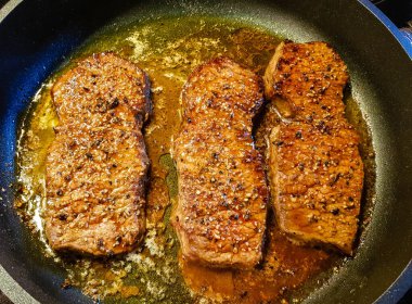 Bitki ve baharatlı fileto biftek.