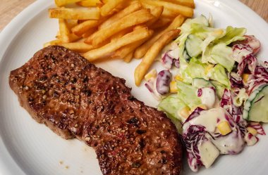 Bitki ve baharatlı fileto biftek.