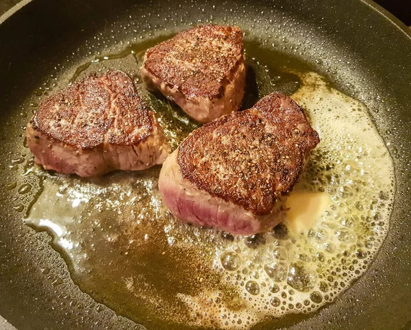 Steak Filet Dengan Rempah Rempah Dan Rempah Rempah — Stok Foto