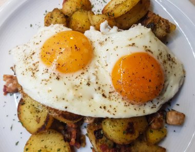 Çiftçiler jambonlu kahvaltı ve kızarmış patates.