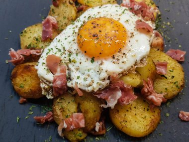 Çiftçiler jambonlu kahvaltı ve kızarmış patates.