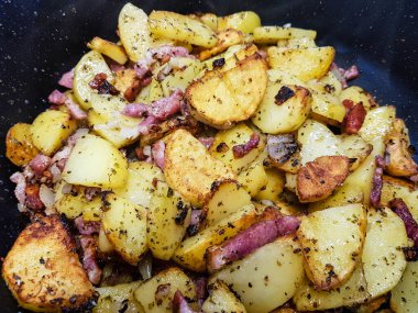 Çiftçiler jambonlu kahvaltı ve kızarmış patates.