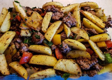 Kızartma tavasında farklı sebzeler var.