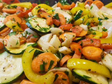 Kızartma tavasında farklı sebzeler var.