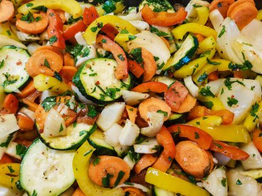 Kızartma tavasında farklı sebzeler var.