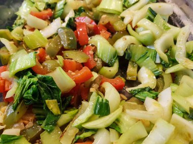 Kızartma tavasında farklı sebzeler var.